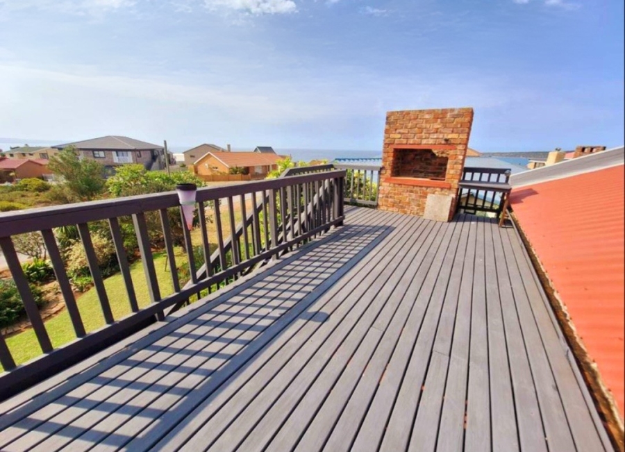 4 Bedroom Property for Sale in Boggomsbaai Western Cape